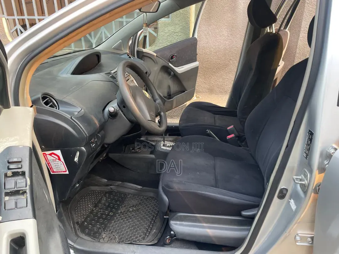 Toyota Vitz 2010 Silver