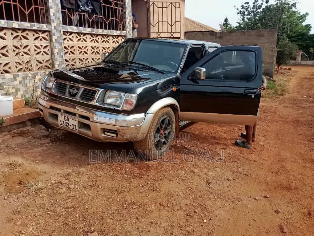 Nissan DoubleCab 2002 Black