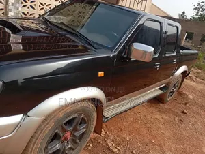 Nissan DoubleCab 2002 Black