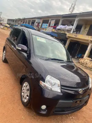 Toyota Sienta 2014 Brown