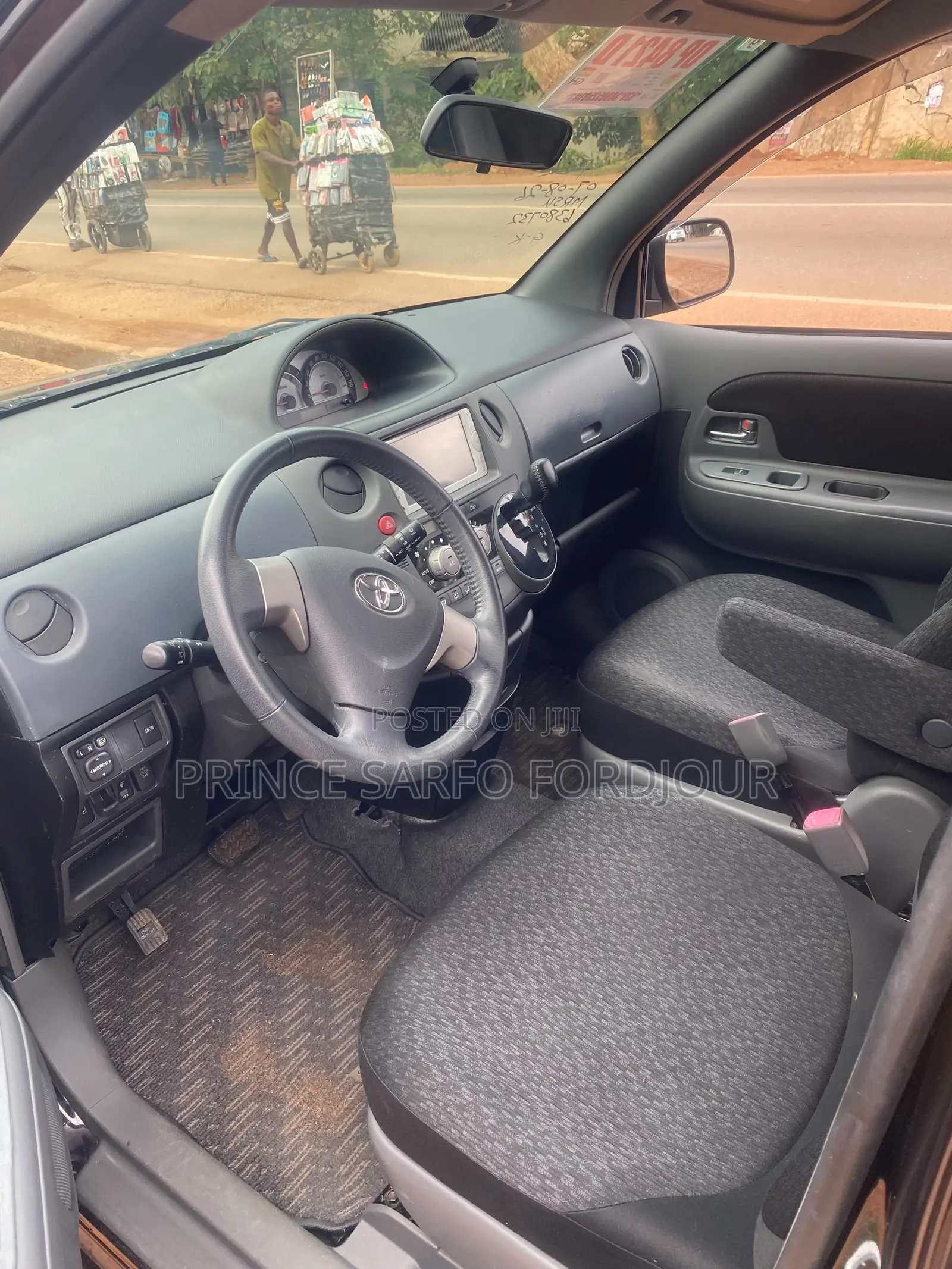 Toyota Sienta 2014 Brown