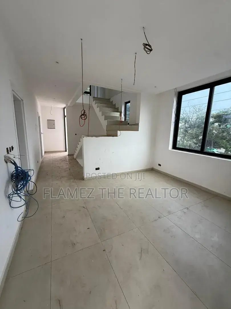 4bdrm Townhouse/Terrace in Labone Townhouse, Coffee Shop Area for sale