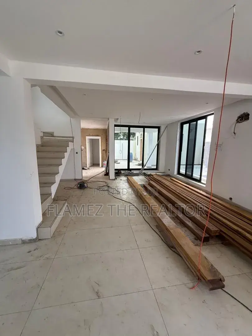 4bdrm Townhouse/Terrace in Labone Townhouse, Coffee Shop Area for sale