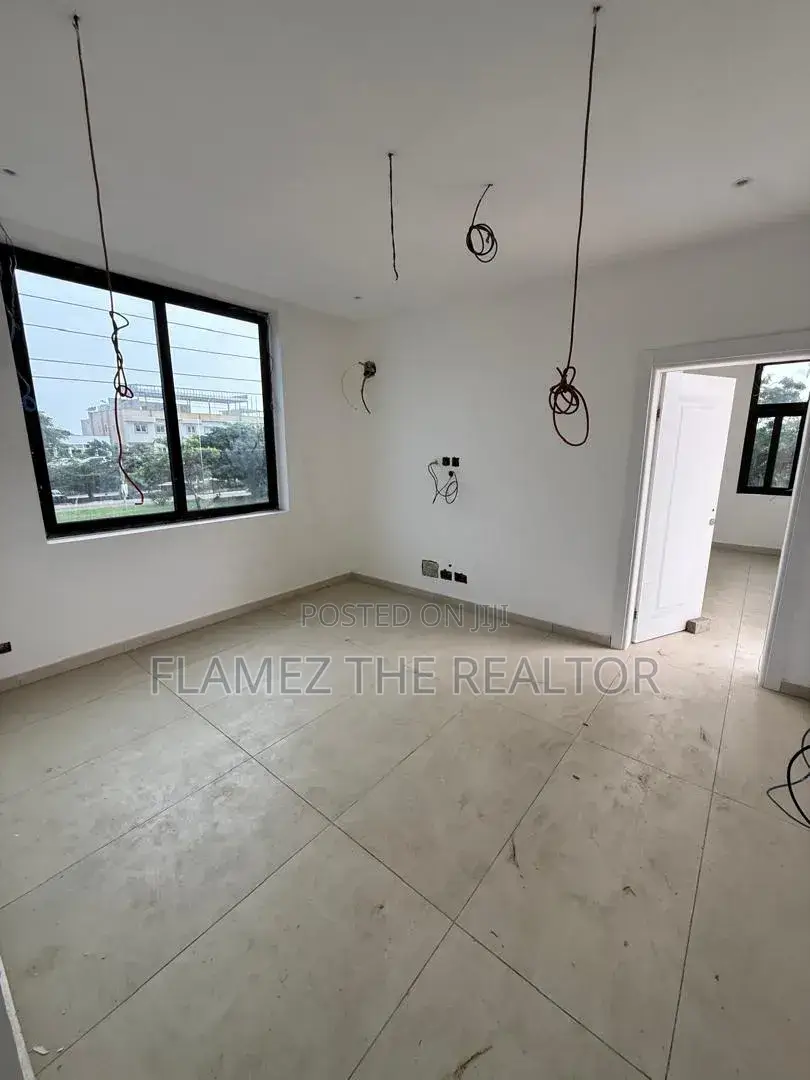 4bdrm Townhouse/Terrace in Labone Townhouse, Coffee Shop Area for sale