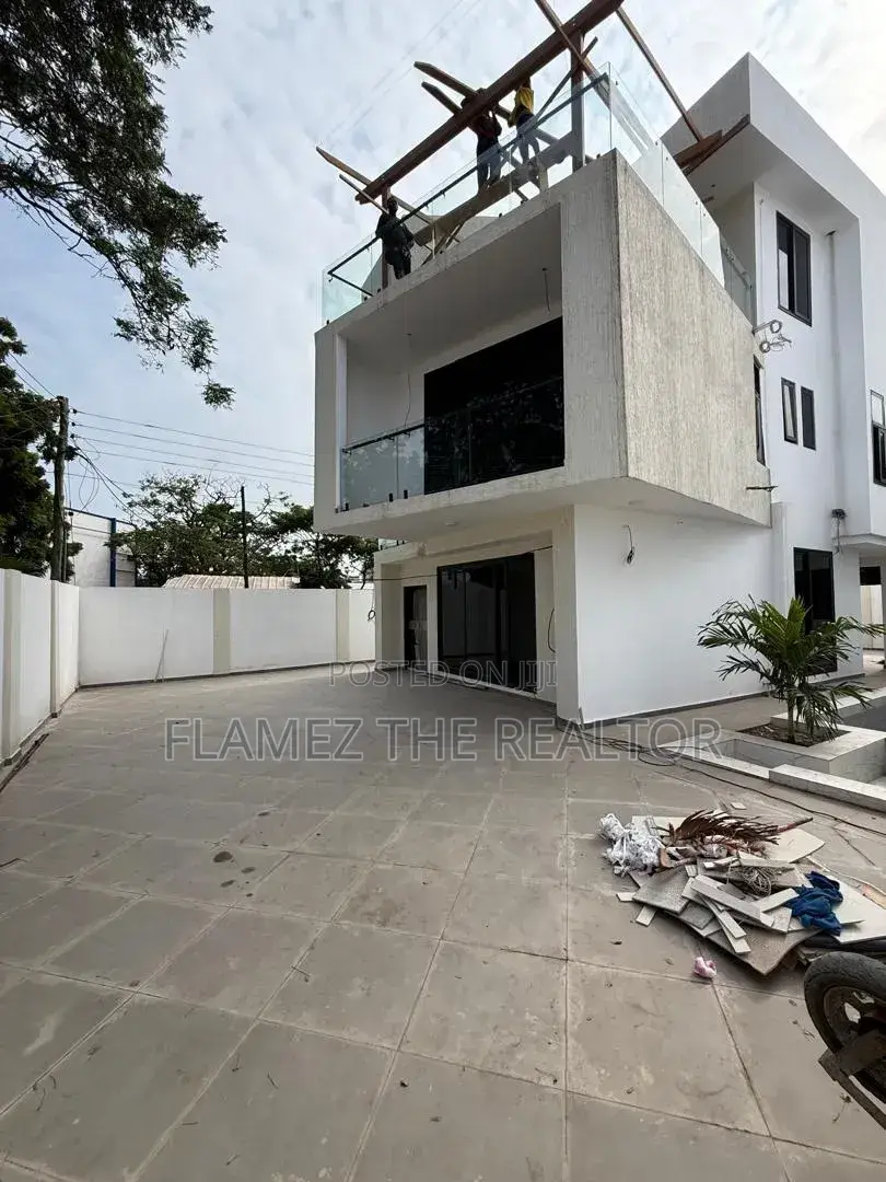 4bdrm Townhouse/Terrace in Labone Townhouse, Coffee Shop Area for sale