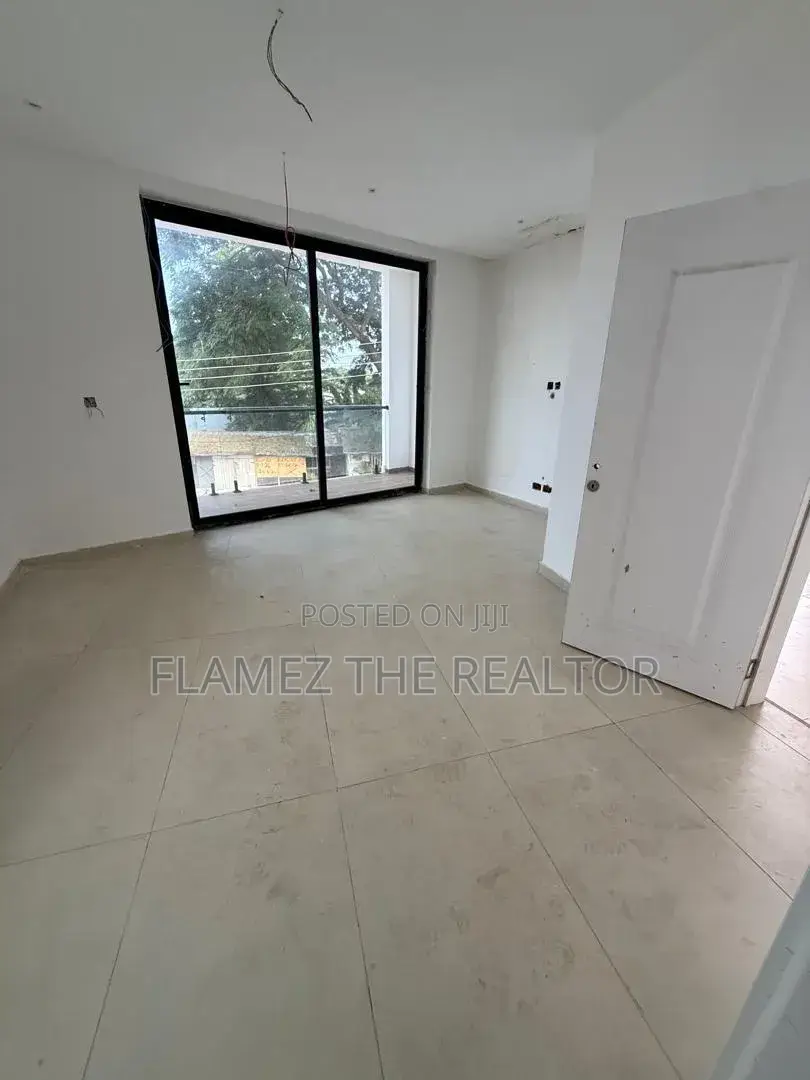 4bdrm Townhouse/Terrace in Labone Townhouse, Coffee Shop Area for sale