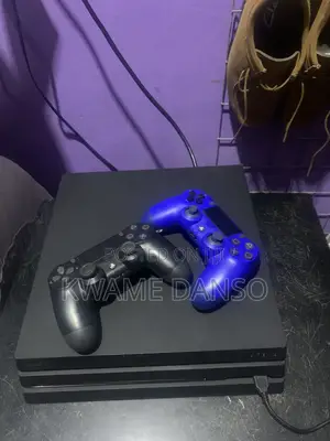 PS4 Pro,2Game Pads,1Tb,17games