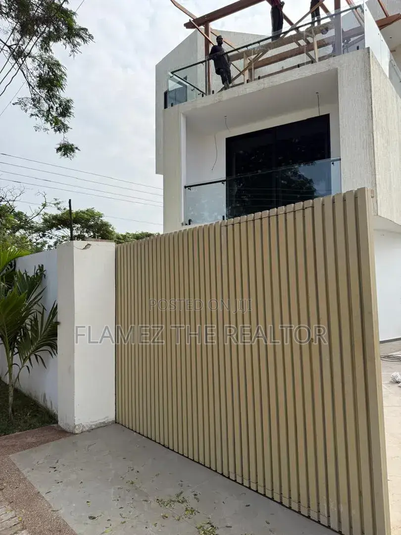 4bdrm Townhouse/Terrace in Labone Townhouse, Coffee Shop Area for sale
