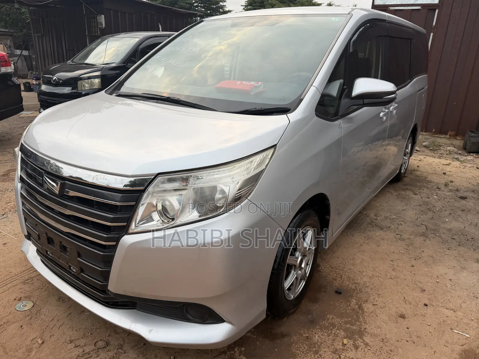 Toyota Noah 2.0 FWD (8 Seater) 2014 Silver
