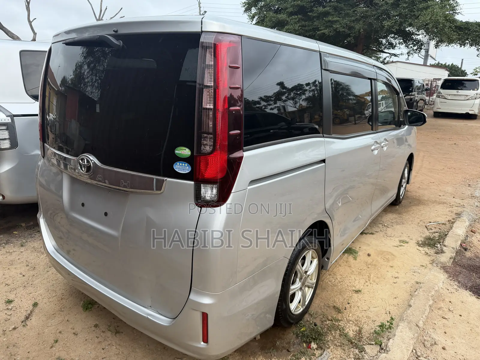 Toyota Noah 2.0 FWD (8 Seater) 2014 Silver