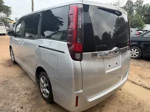Toyota Noah 2.0 FWD (8 Seater) 2014 Silver