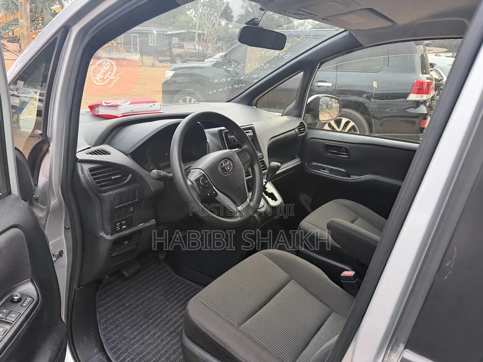 Toyota Noah 2.0 FWD (8 Seater) 2014 Silver