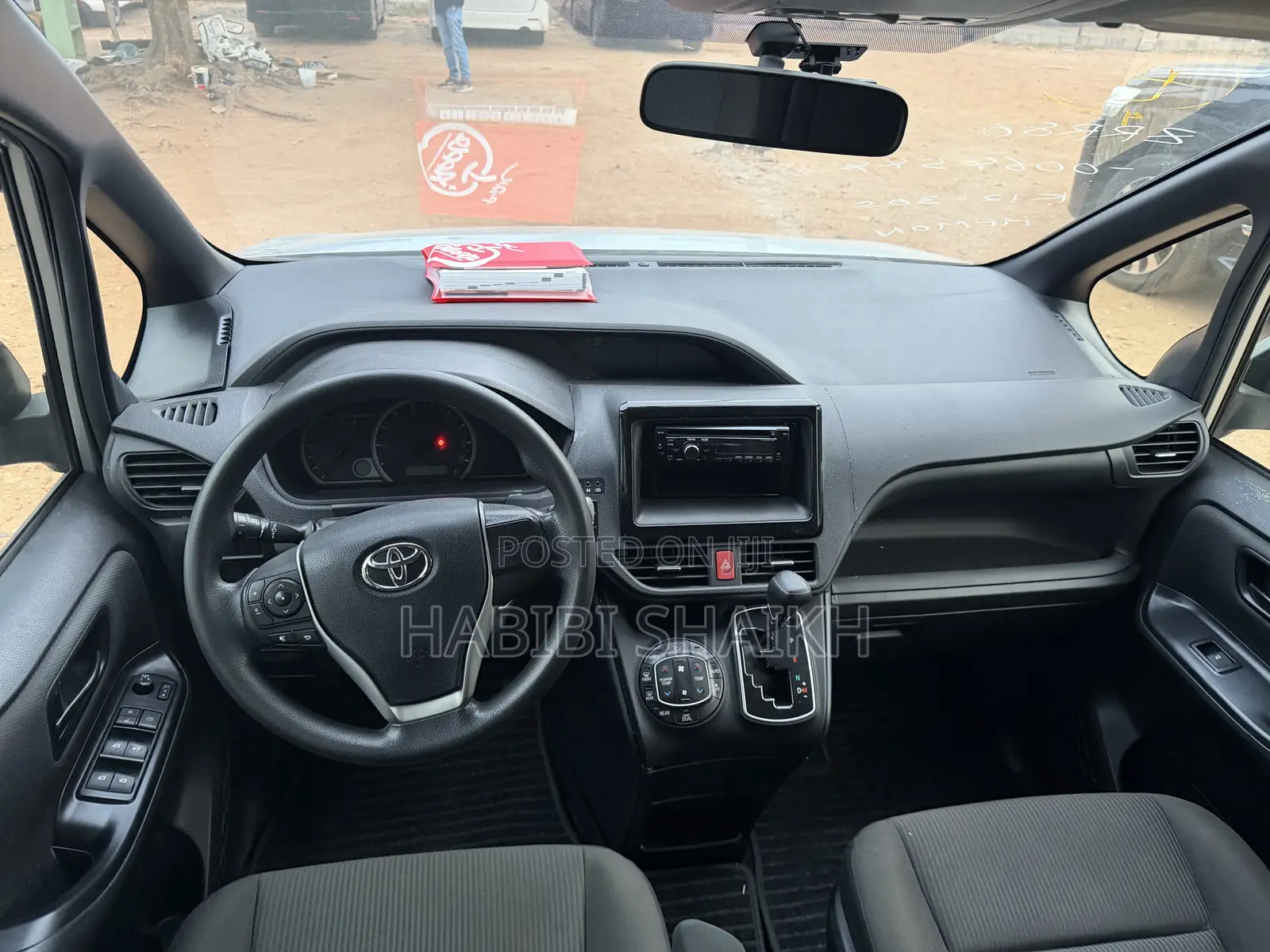 Toyota Noah 2.0 FWD (8 Seater) 2014 Silver