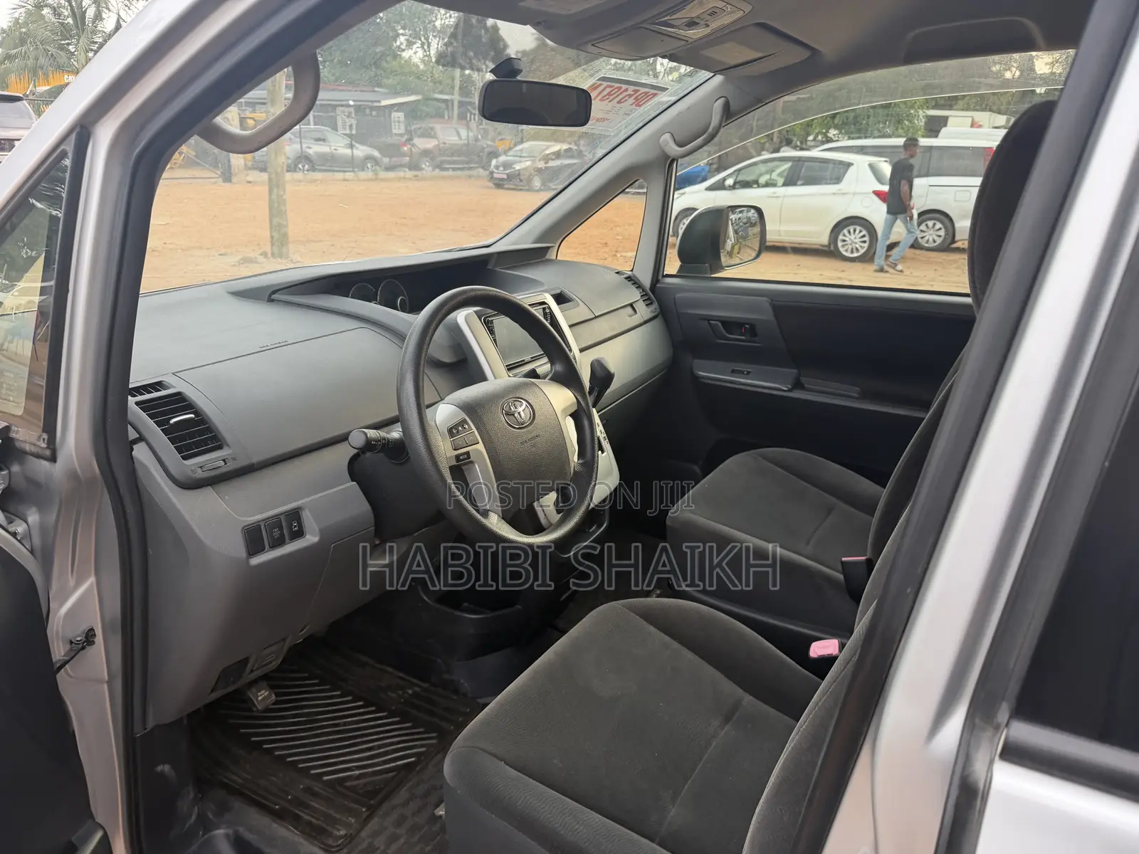 Toyota Voxy ZS 4WD 7-Seater 2013 Silver