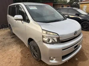 Toyota Voxy ZS 4WD 7-Seater 2013 Silver