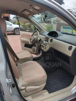 Toyota Sienta 1.5 FWD 2013 Silver