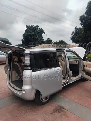 Toyota Sienta 1.5 FWD 2013 Silver