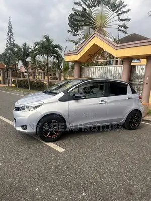 Toyota Vitz 1.3 FWD 5dr 2014 Silver