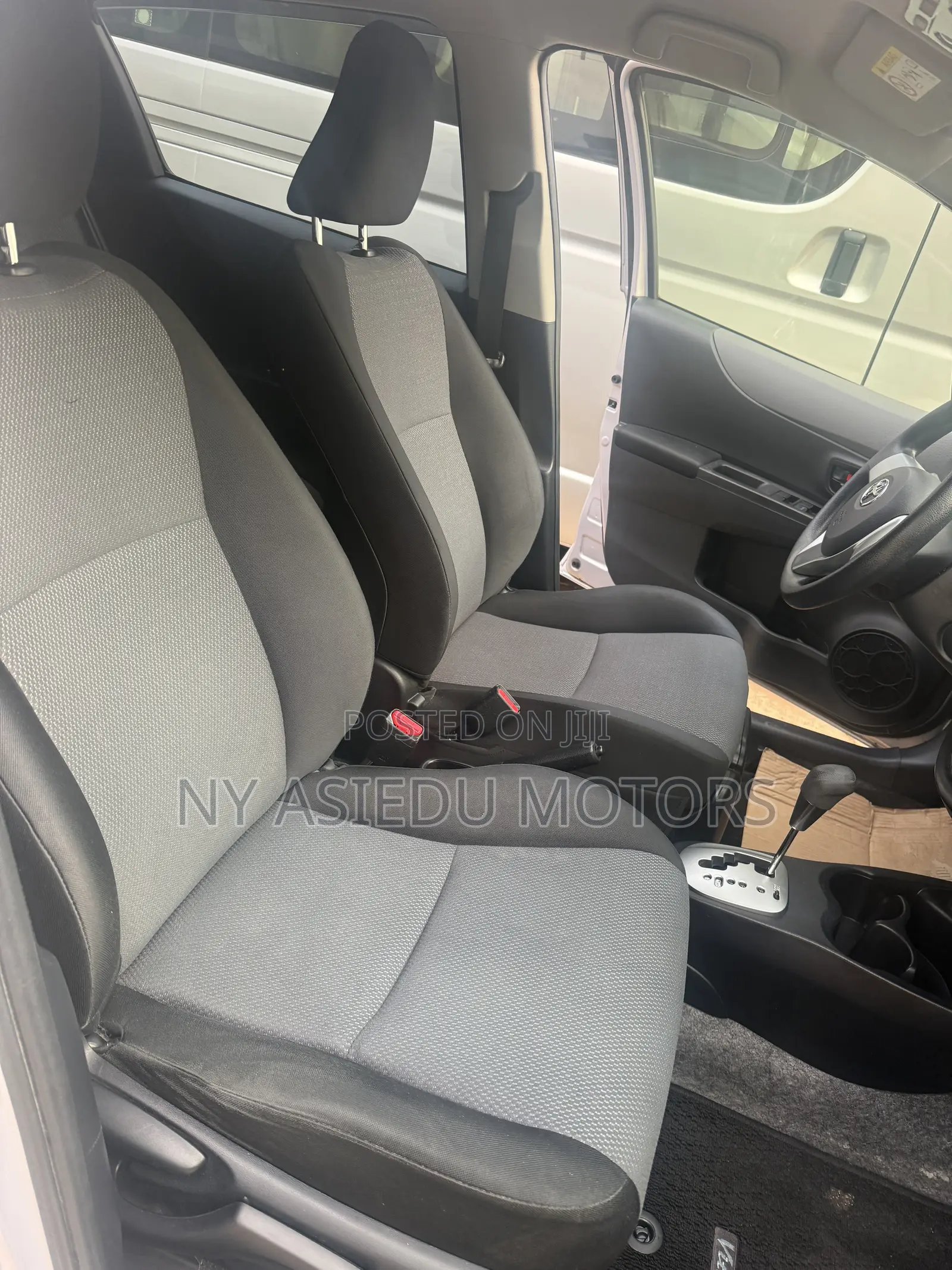 Toyota Vitz 1.3 FWD 5dr 2014 Silver