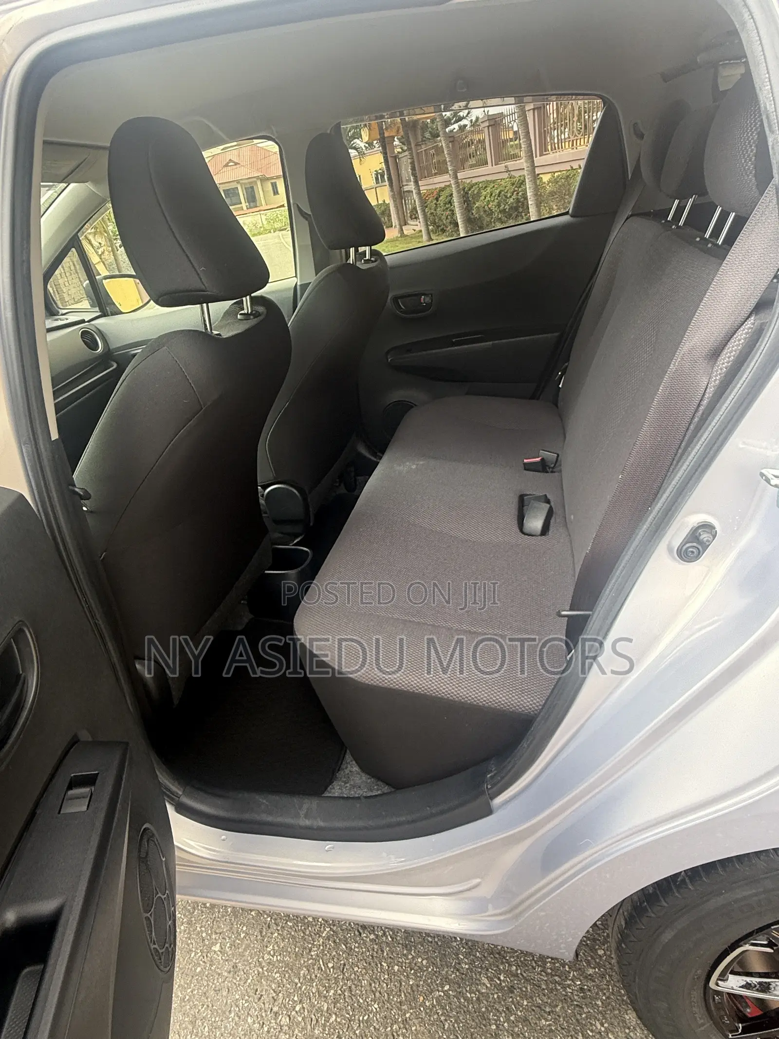 Toyota Vitz 1.3 FWD 5dr 2014 Silver