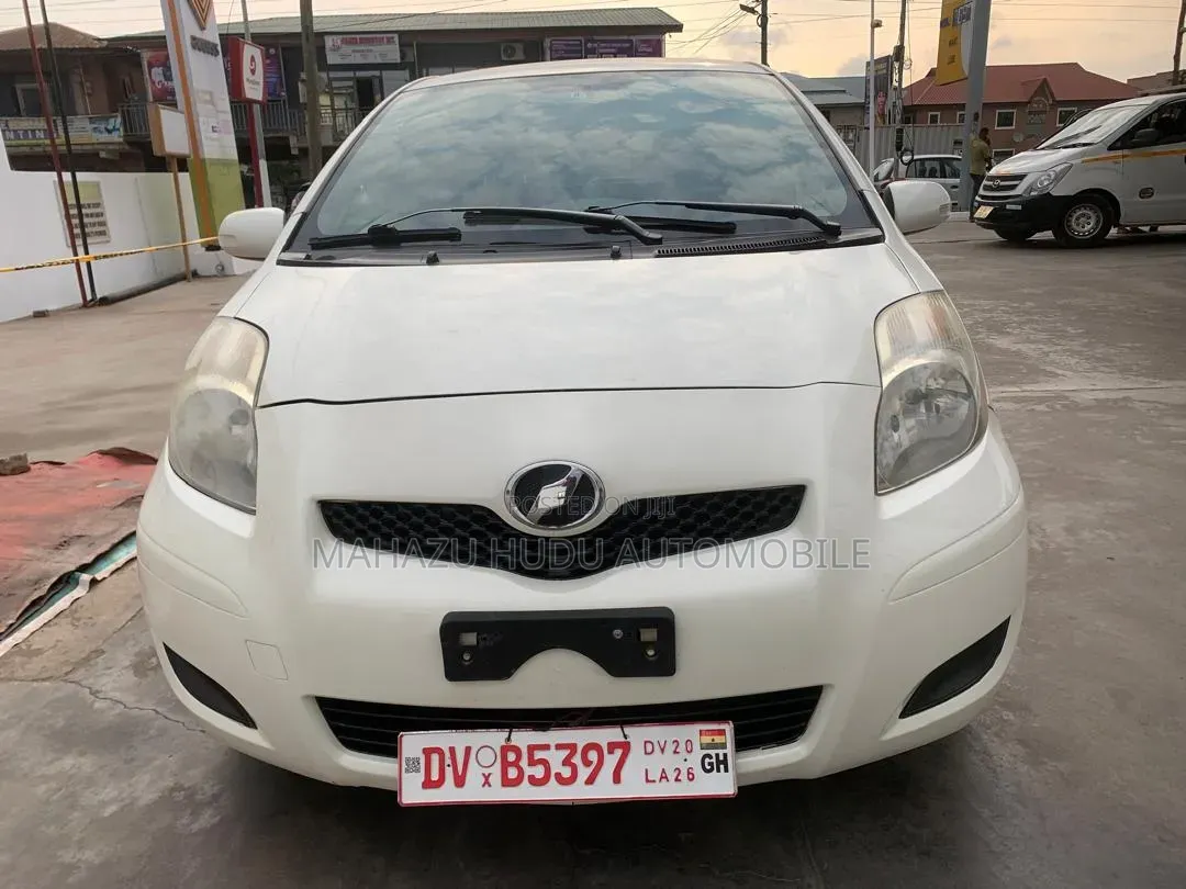 Toyota Vitz 1.5 FWD 5dr 2010 Off white
