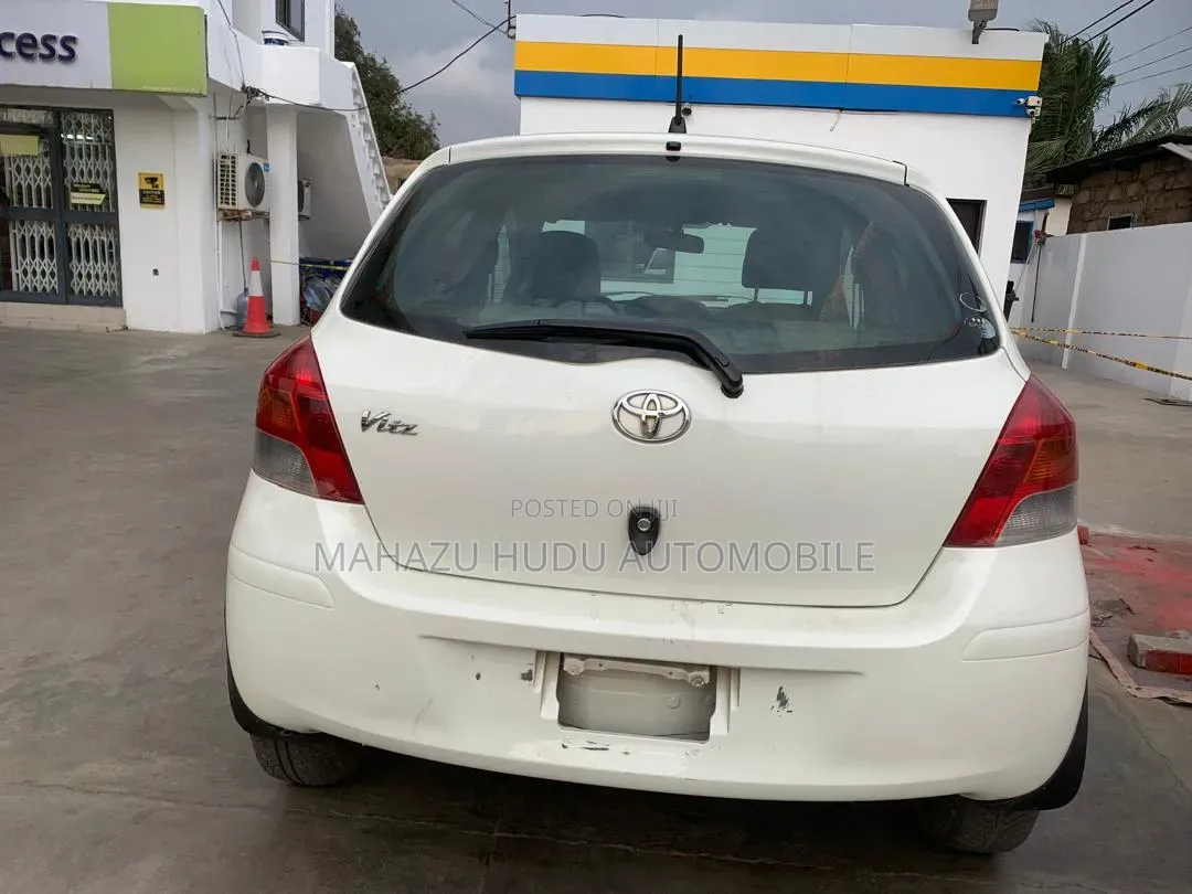 Toyota Vitz 1.5 FWD 5dr 2010 Off white