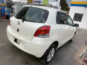Toyota Vitz 1.5 FWD 5dr 2010 Off white
