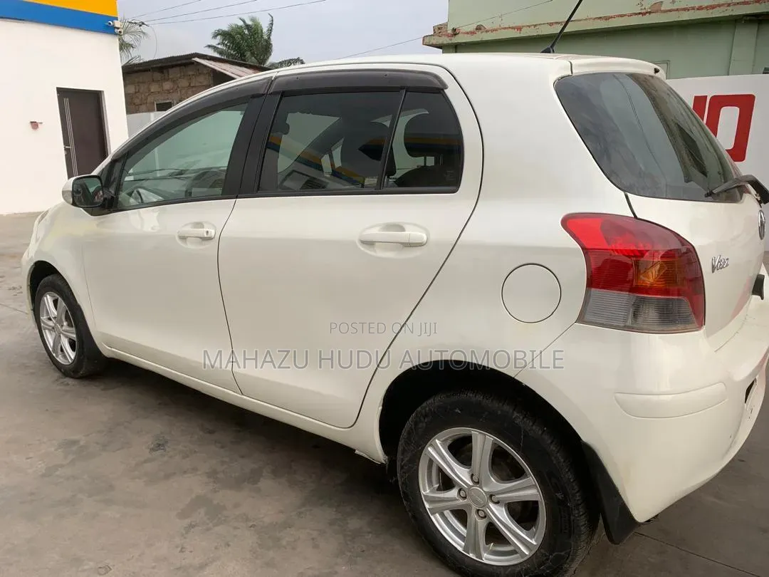 Toyota Vitz 1.5 FWD 5dr 2010 Off white