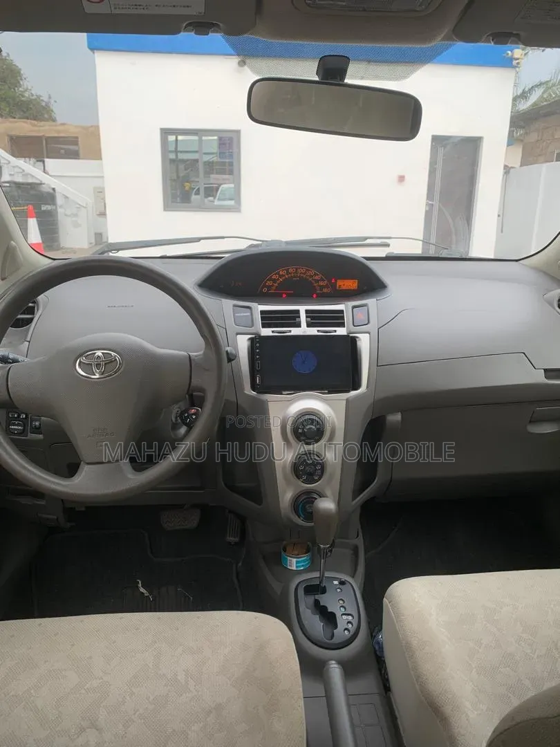 Toyota Vitz 1.5 FWD 5dr 2010 Off white