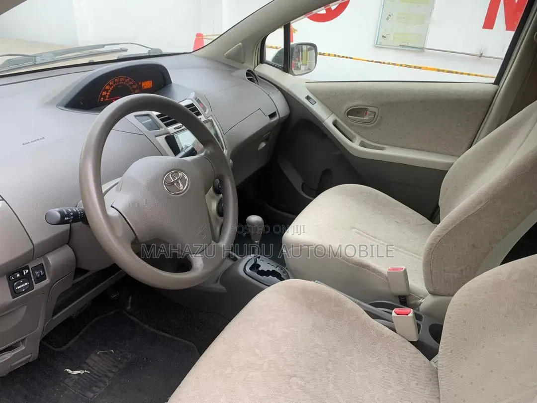 Toyota Vitz 1.5 FWD 5dr 2010 Off white