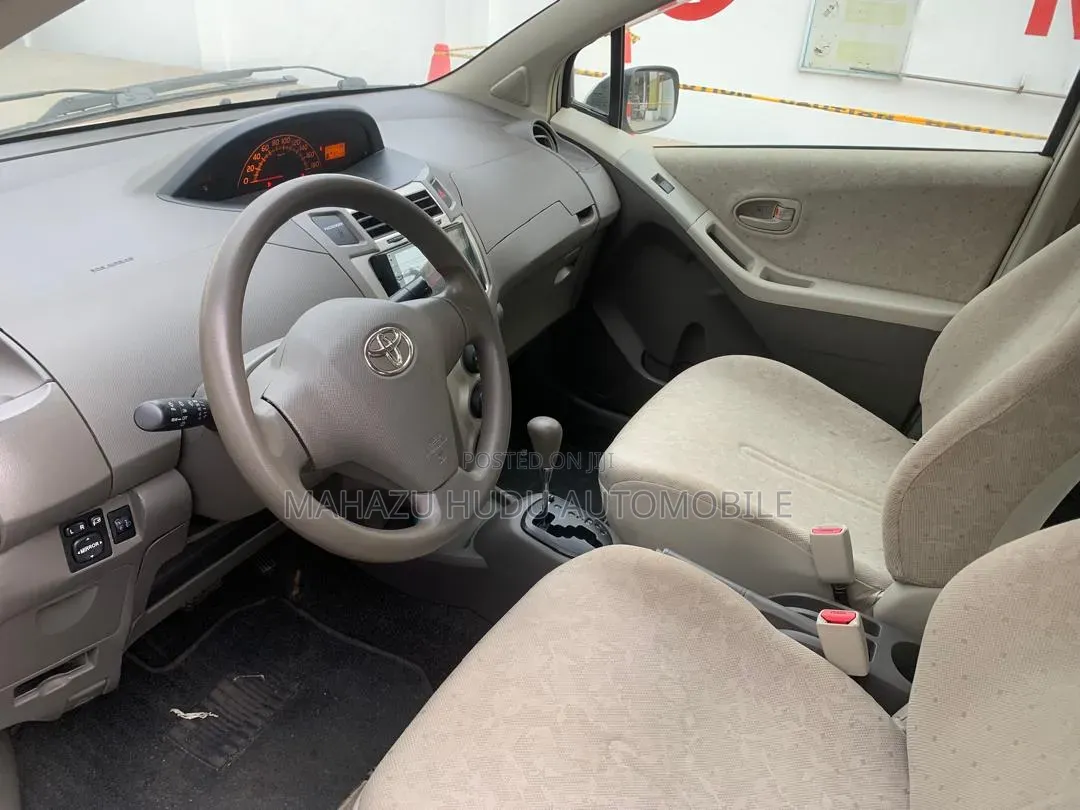 Toyota Vitz 1.5 FWD 5dr 2010 Off white