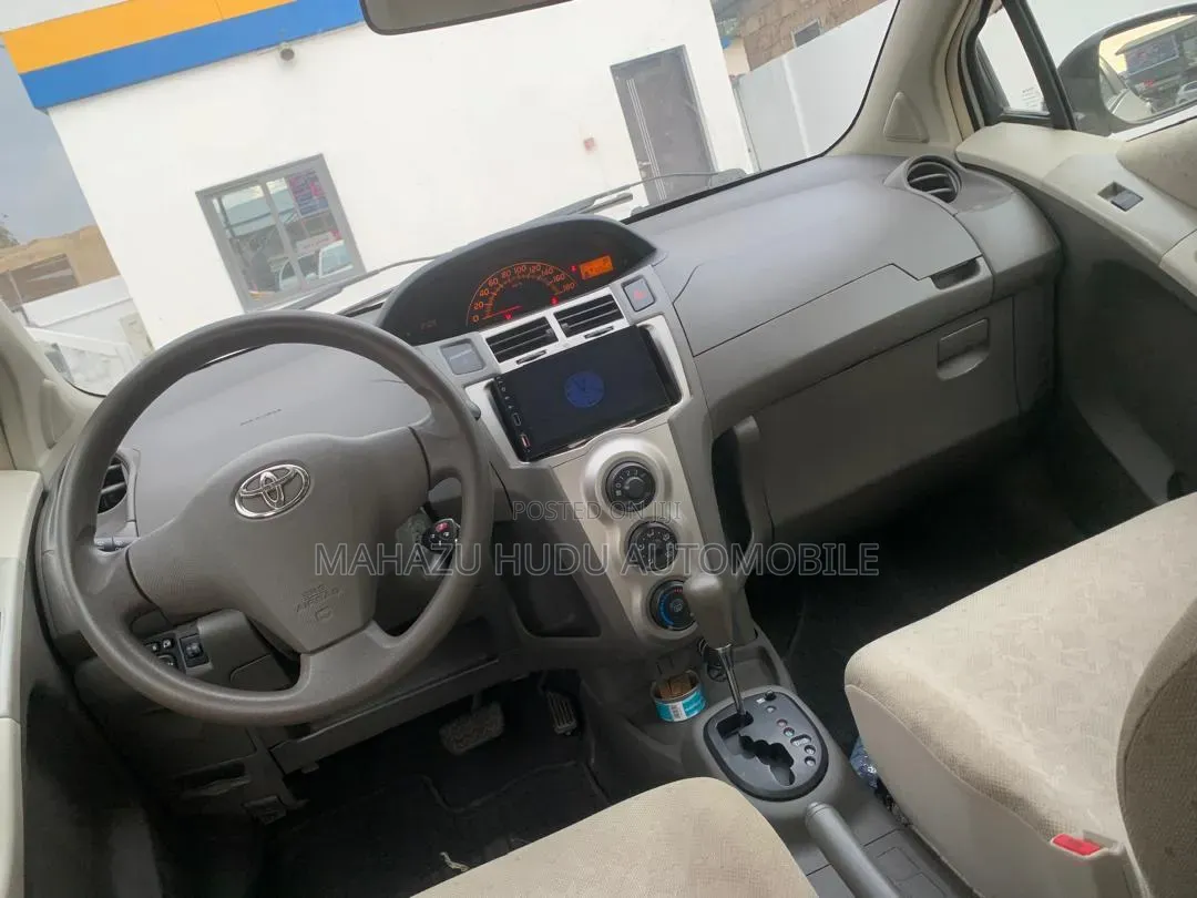 Toyota Vitz 1.5 FWD 5dr 2010 Off white