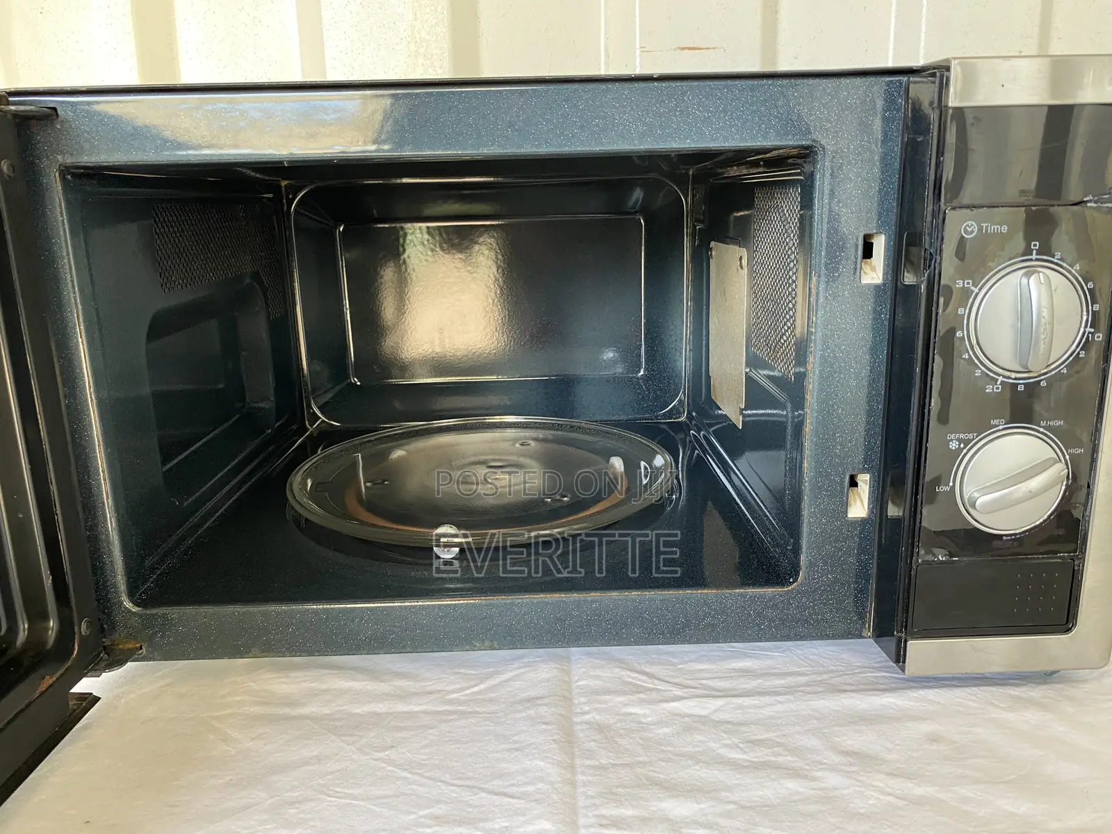 Neat 25LSamsung Ceramic Inside Microwave (GH₵ 550)
