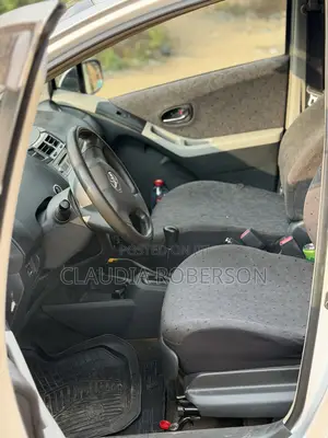 Toyota Vitz 2010 Silver