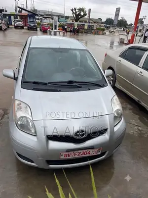 Toyota Yaris Base Sedan 4dr 2010 Silver