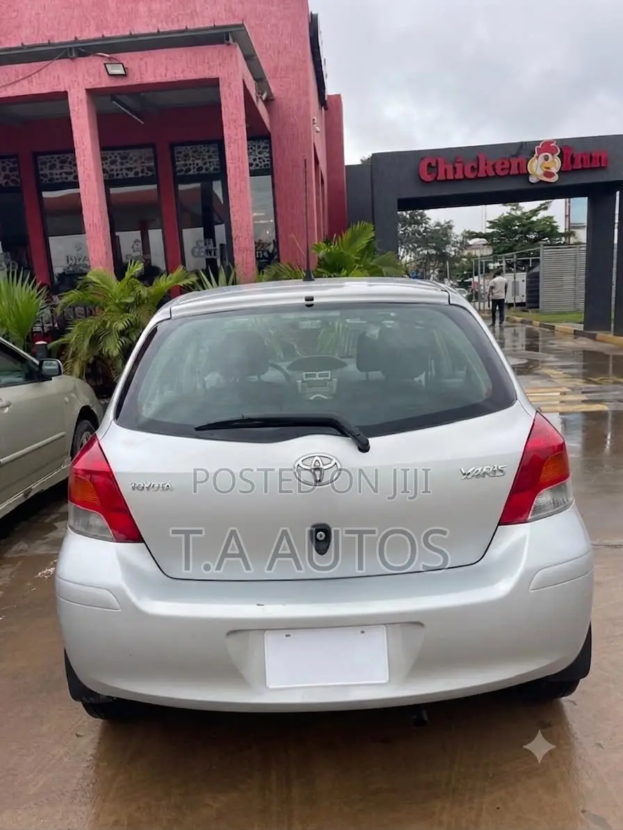 Toyota Yaris Base Sedan 4dr 2010 Silver