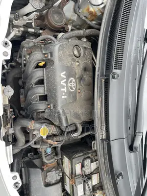 Toyota Yaris Base Sedan 4dr 2010 Silver