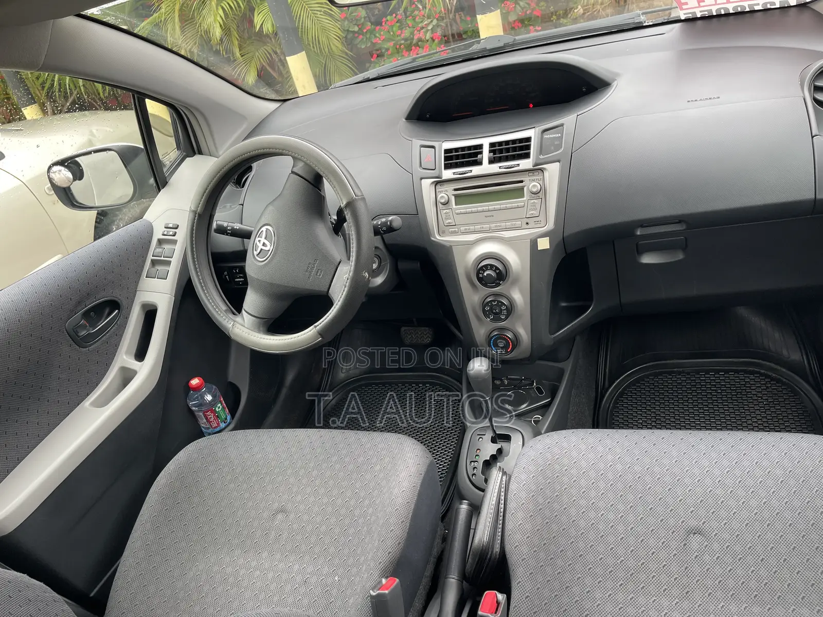Toyota Yaris Base Sedan 4dr 2010 Silver
