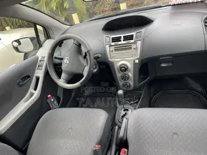 Toyota Yaris Base Sedan 4dr 2010 Silver