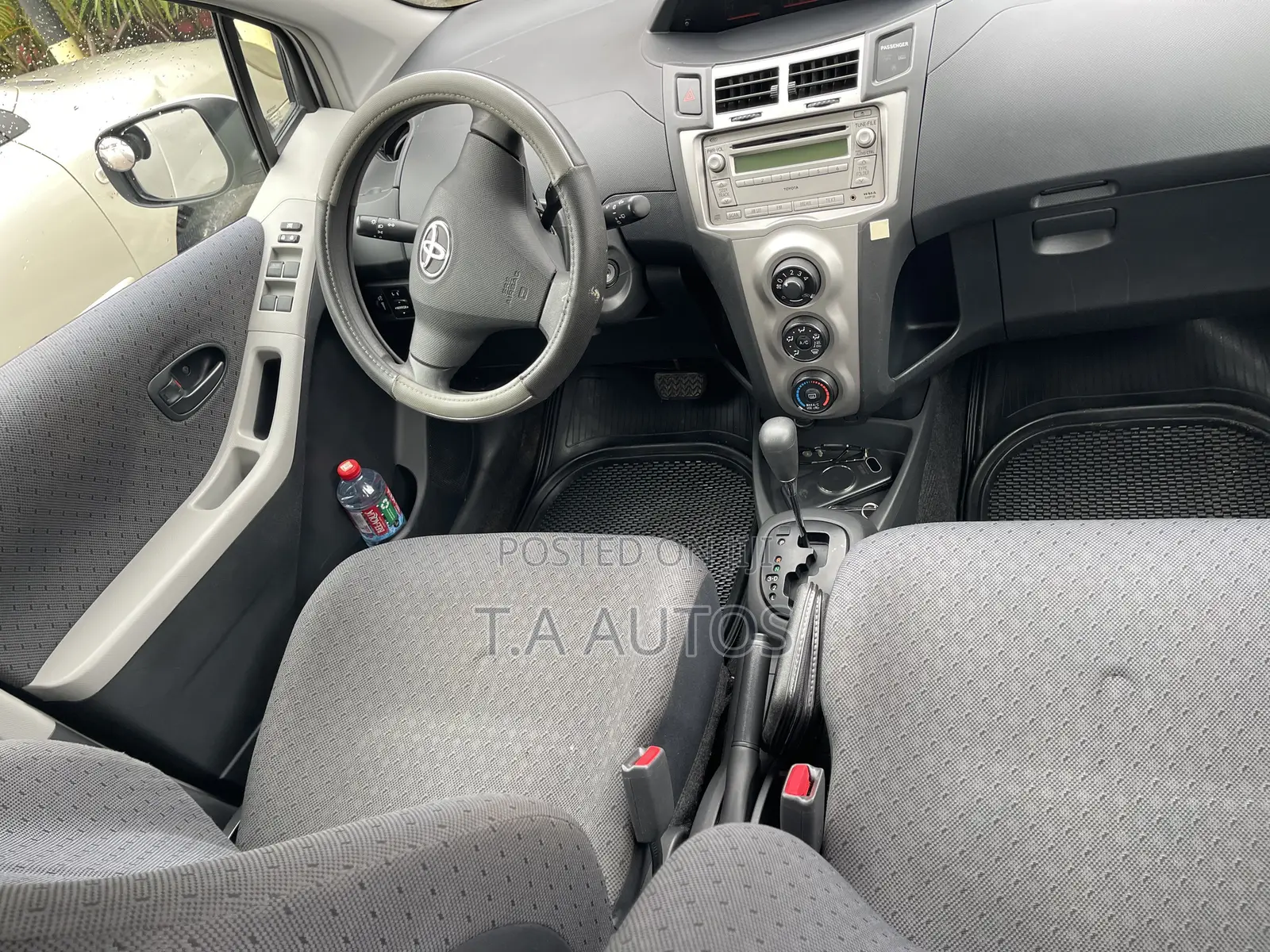 Toyota Yaris Base Sedan 4dr 2010 Silver