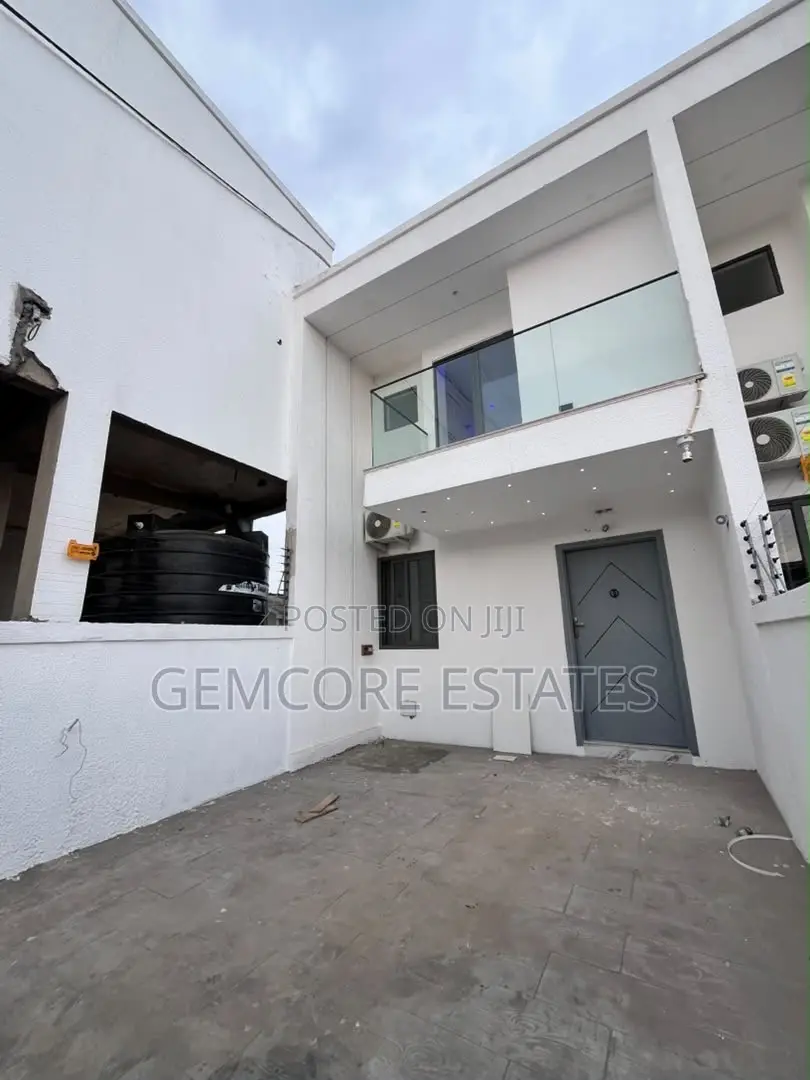 2bdrm Townhouse / Terrace in School Junction, Ashaley Botwe for rent