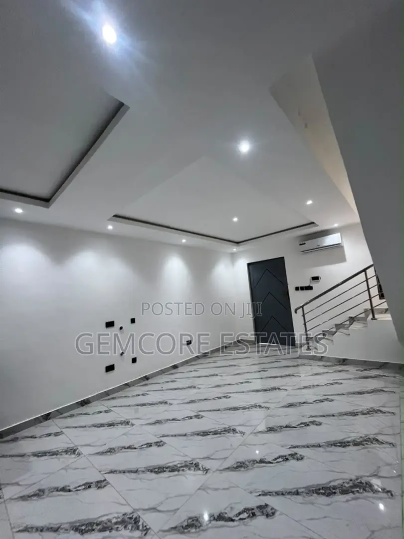 2bdrm Townhouse / Terrace in School Junction, Ashaley Botwe for rent