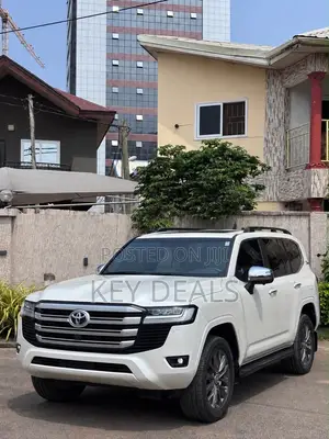 Toyota Land Cruiser LC300 2023 White