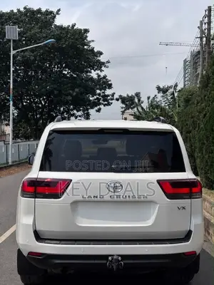 Toyota Land Cruiser LC300 2023 White