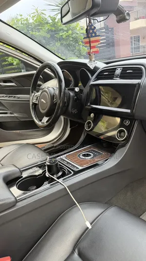 Jaguar XF 25t Premium AWD 2018 Gold