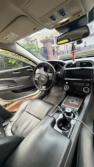 Jaguar XF 25t Premium AWD 2018 Gold