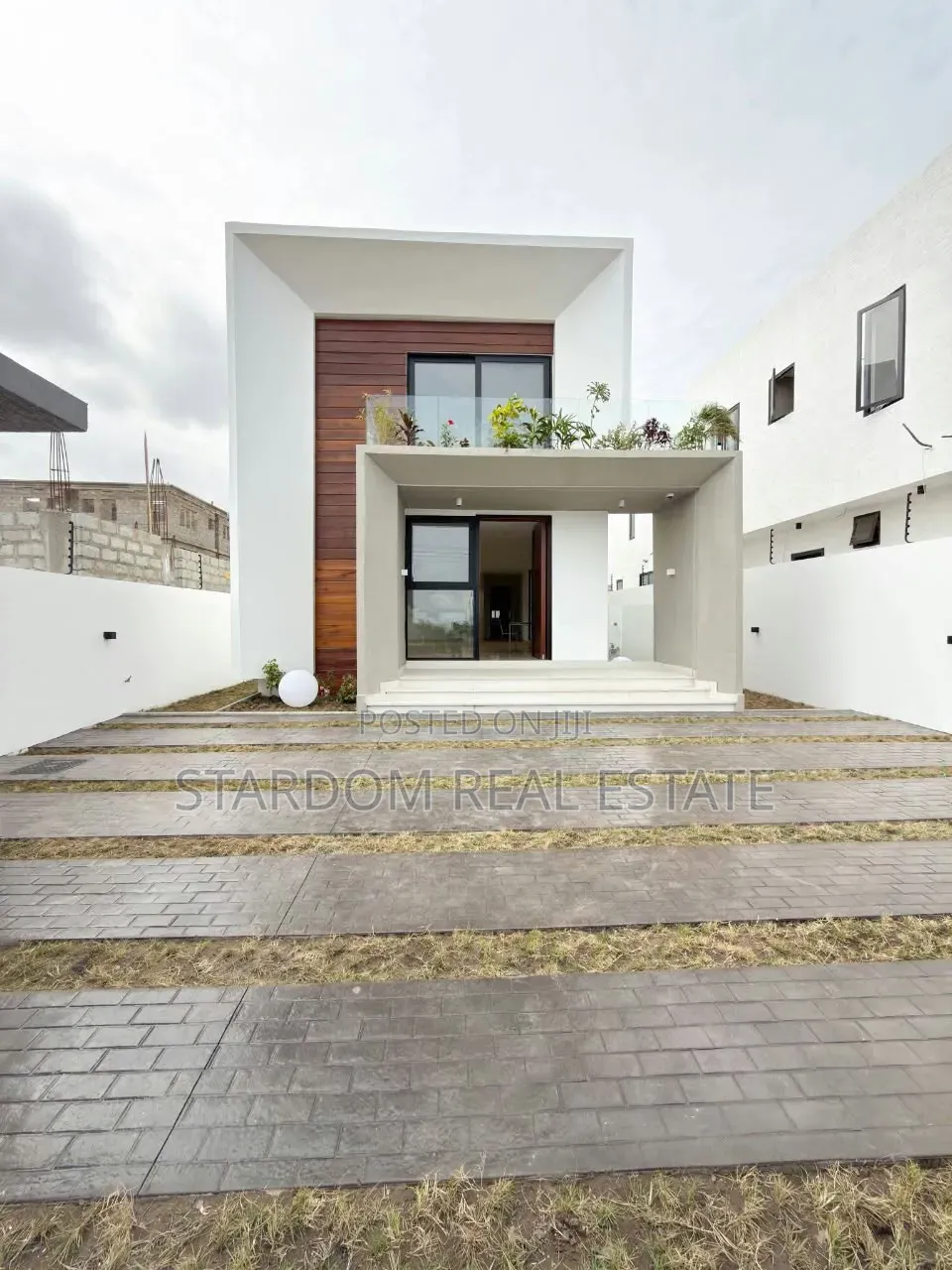 4bdrm Duplex in East Legon Hills, Boundary Road Area for sale
