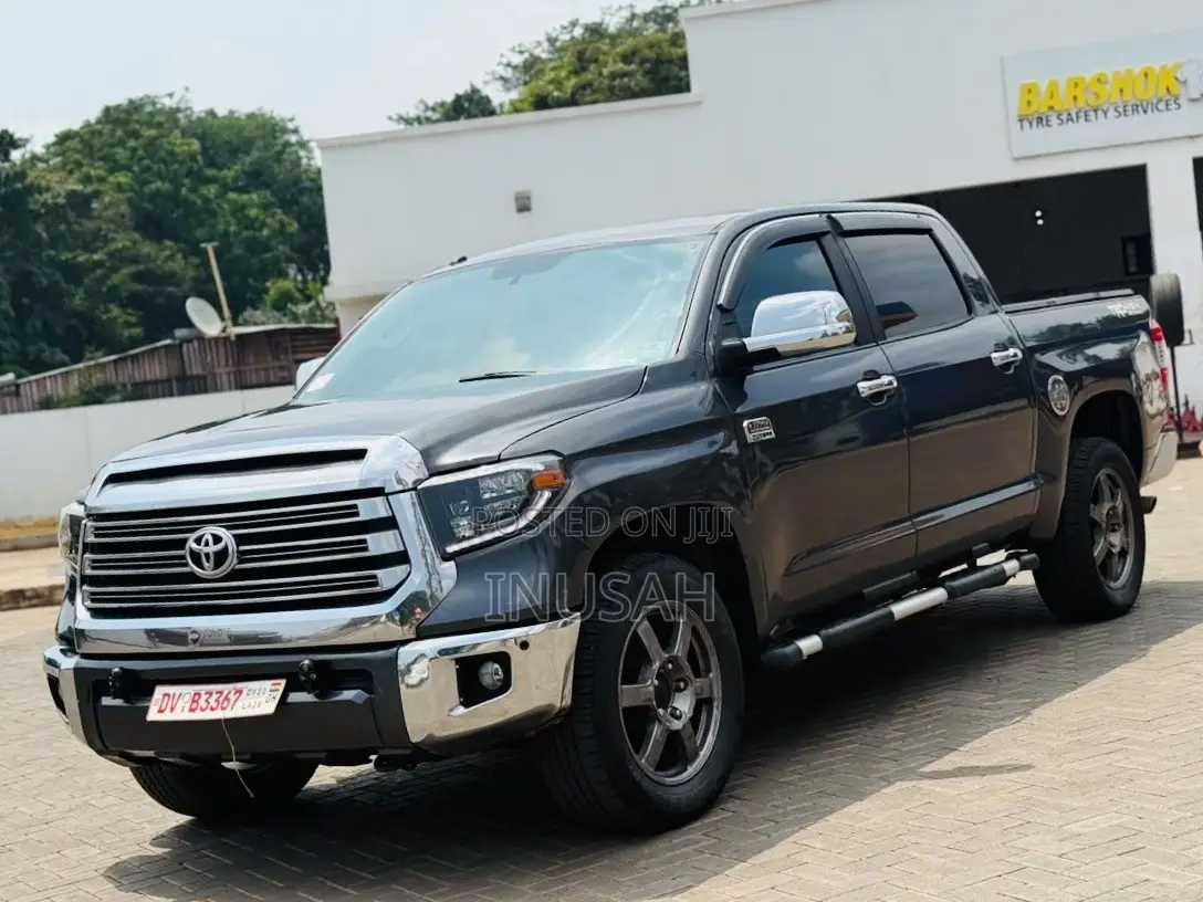 Toyota Tundra Limited 5.7L V8 4x4 CrewMax 5.6 ft. box 145.7 in. WB 2018