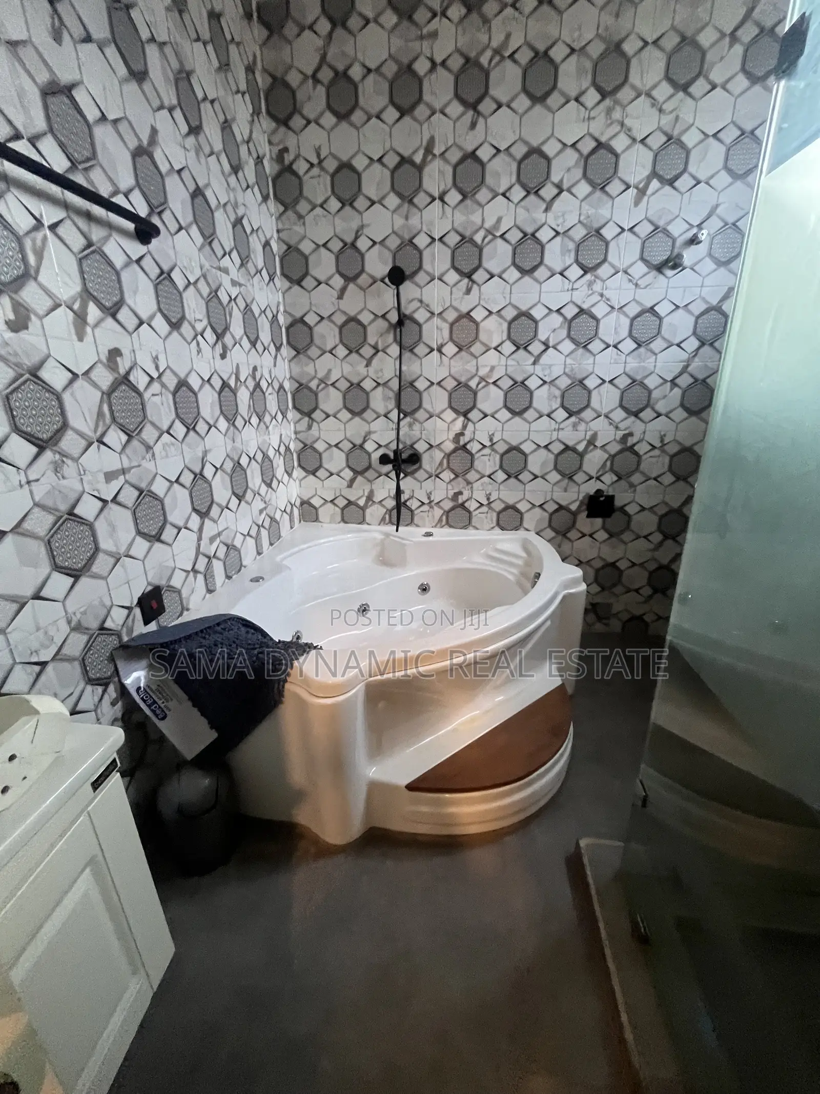Furnished 5bdrm House in East Airport, Tseaddo for rent