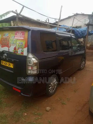 Toyota Voxy 2012